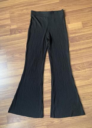 Чорні трикотажні штани в рубчик кльош