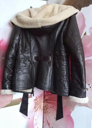 Дубленка fabio monti полностью натуральная из натуральной кожи и меха мутон (цигейка) фасон "куртка зимняя утепленная бомбер с капюшоном на замке"