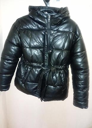 Продам пуховик в ідеальному стані,без подряпин та потертостей! матеріал штучна шкіра,дуже м'якенька та приємна на дотик!наповнювач пух,не збитий