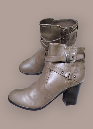 Ботинки женские размер 39 
в отличном состоянии на каблуке