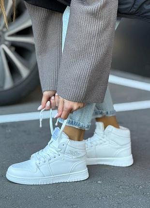 Женские кроссовки