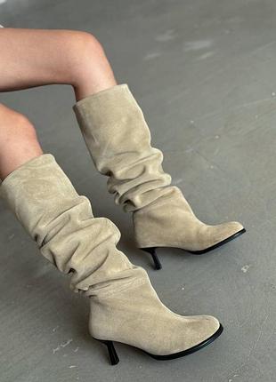Бежеві замшеві чоботи на підборах з натуральної замші