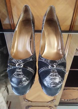 Очень файные туфли кожаные женские на каблуке, 41 р-р.