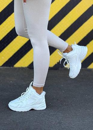 Женские кроссовки