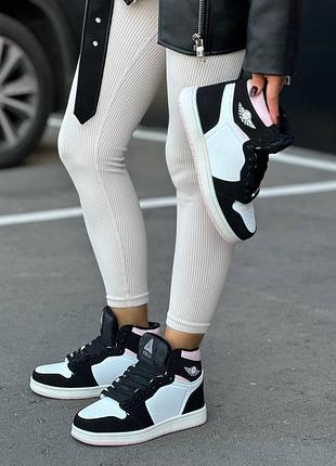 Женские кроссовки