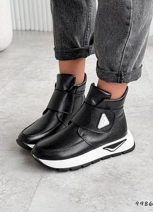 Натуральные кожаные зимние черные ботинки на липучках на белой подошве