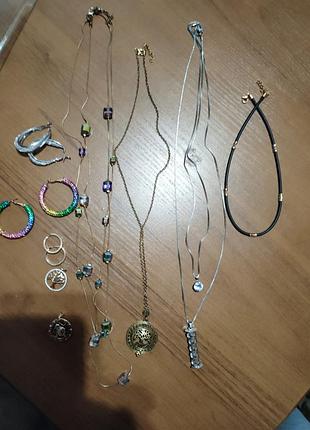 Біжутерія є і медзолото кожна по 100гр,якщо лотом все по 50гр