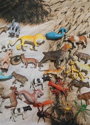 Фигурки домашних и диких животных, насекомых одной лотом