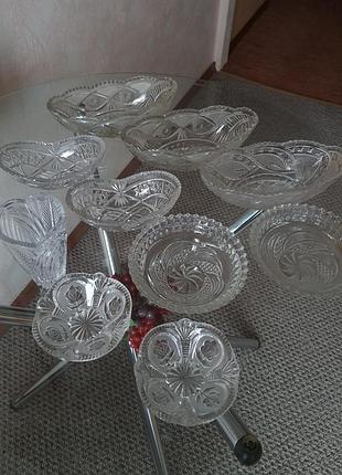 Салатники різної форми, цукерниці, ваза (серветниця).