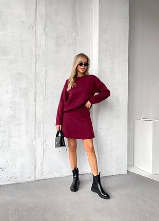 Базовий жіночий костюм зі спідницею