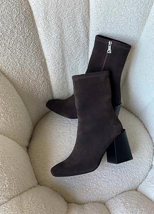 Дизайнерские базовые ботильоны шоколадного цвета из натуральной замши на невысоком квадратном каблуке, б-2087-11