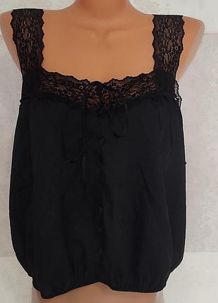 Женский топ с кружевом на вырезе и бретельках