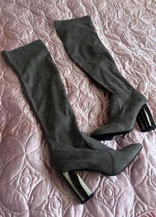 Сірі ботфорти на каблуку