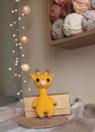 В’язаний жирафчик амігурумі — м’який друг для малюка. авторська іграшка