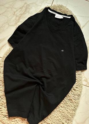 Базова чоловіча футболка від calvin klein v- образ