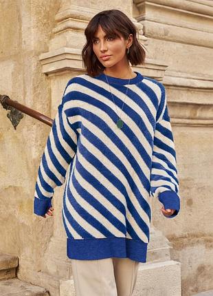 Удлиненный свитер из высококачественного материала в диагональную полоску