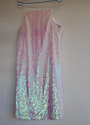 Платье на тонких бретелях с переливающимися пайетками