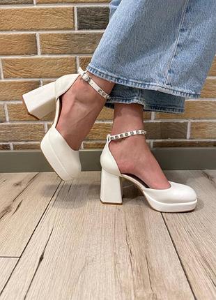 Білі туфлі на каблуку світлі туфлі на масивному каблуку базові туфлі на підборах з камінцями туфлі на підборі класичні туфлі з квадратним носком