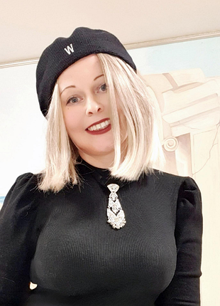 Чорна жіноча кепка бере