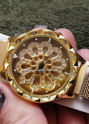 Часы золотые на магнитном ремешке