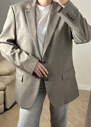 Світлий піджак з чоловічого плеча оверсайз