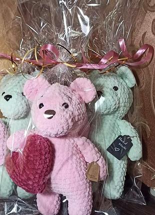 Вʼязана іграшка ведмедик з сердечком