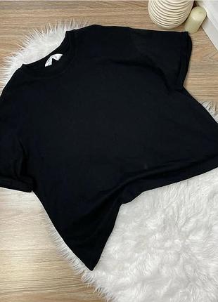 Чорна базова футболка оверсайз