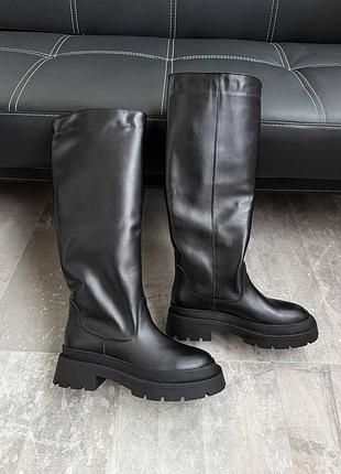 Жіночі стильні чорні чоботи труби