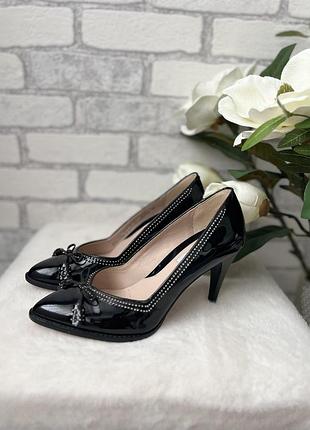 Шикарні лакові туфлі