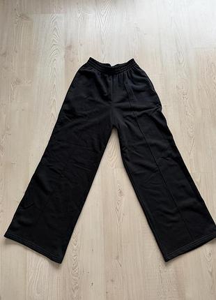 Чорні штани, хороша посадка, розмір від m-l, не одягала жодного разу, на зріст 175 будуть ідеальними, купила за 2500 за 950 продаю