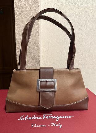 Трендовая коричневая сумка багет