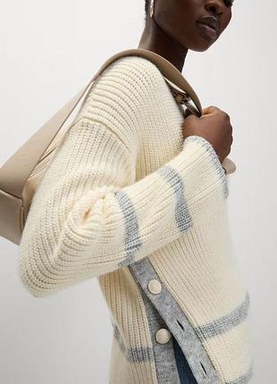 Стильный свитер кофта оверсайз молочного цвета с пуговицами большого размера батал