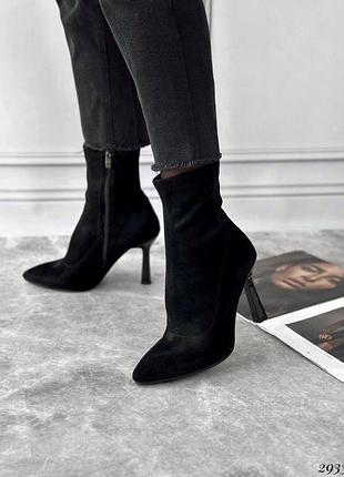 Ботильоны чулок на изящном каблуке