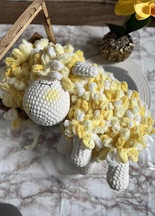 Вʼязана овечка ручної роботи