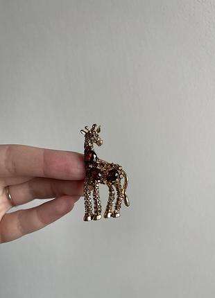 Металева брошка  “королівський жираф” з бурштиновим блиском