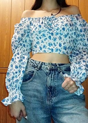Женская блузка-кроп с цветочным принтом.