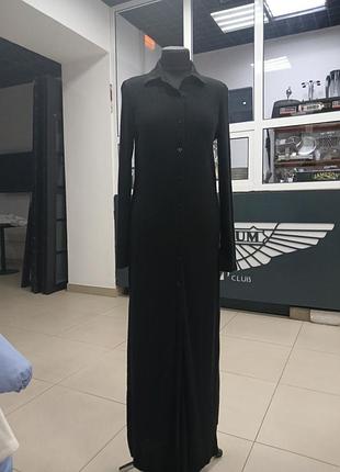 Длинное черное платье-рубашка из трикотажа в рубчик.