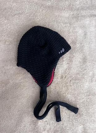 Детская лыжная шапка wed'ze reverse чемного цвета с флисовой подкладкой красного цвета.