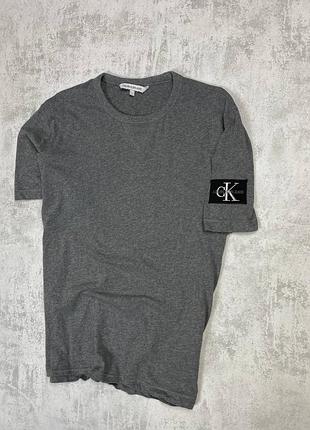 Чоловіча сіра футболка calvin klein jeans з нашивкою на рукаві