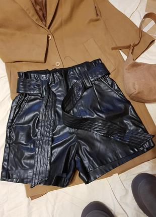 Чорні шорти жіночі шкіряні з високою талію посадкою stradivarius  розмір м с брюкі жіночі чорні базові