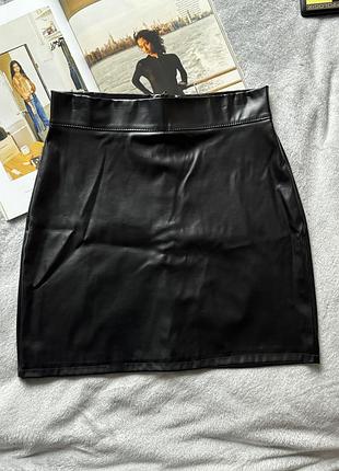 Жіноча чорна спідниця з еко шкіри xs-s