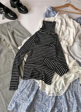 Чорно біла водолазка у смужку