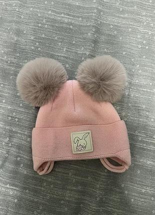 Теплая детская шапочка с помпонами