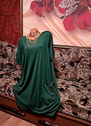 Зелена сукня з кишенями.