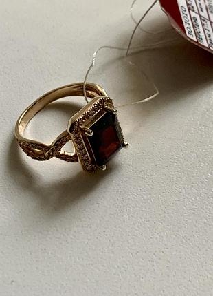 Кольцо золотое с гранатом