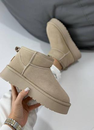 Короткі уггі бежевого кольору з натуральної замші з хутром всередині