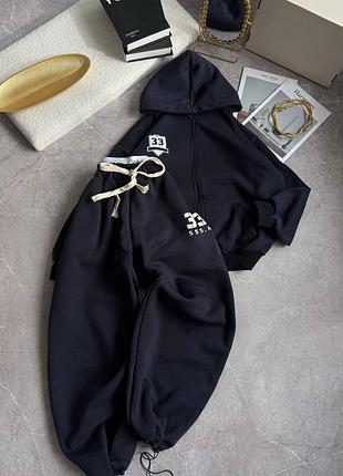 Синій костюм з тринитка на флісі з лого на резинці та принтом на кофті та штанах