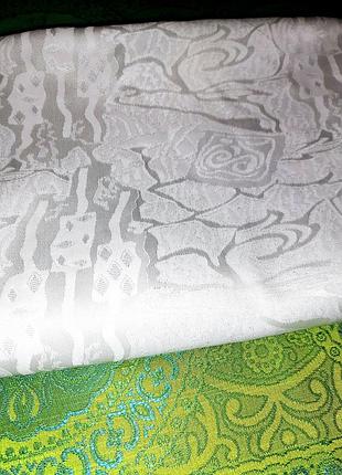 Біла скатертина з легким молочним відтінком і красивим малюнком. 4м*146cм.