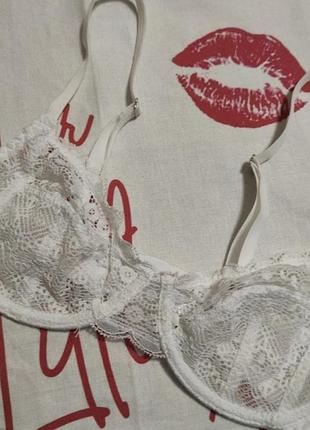 Беленький нежный бюстгальтер 70 в