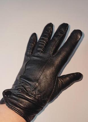 Симпатичные кожаные женские перчатки.